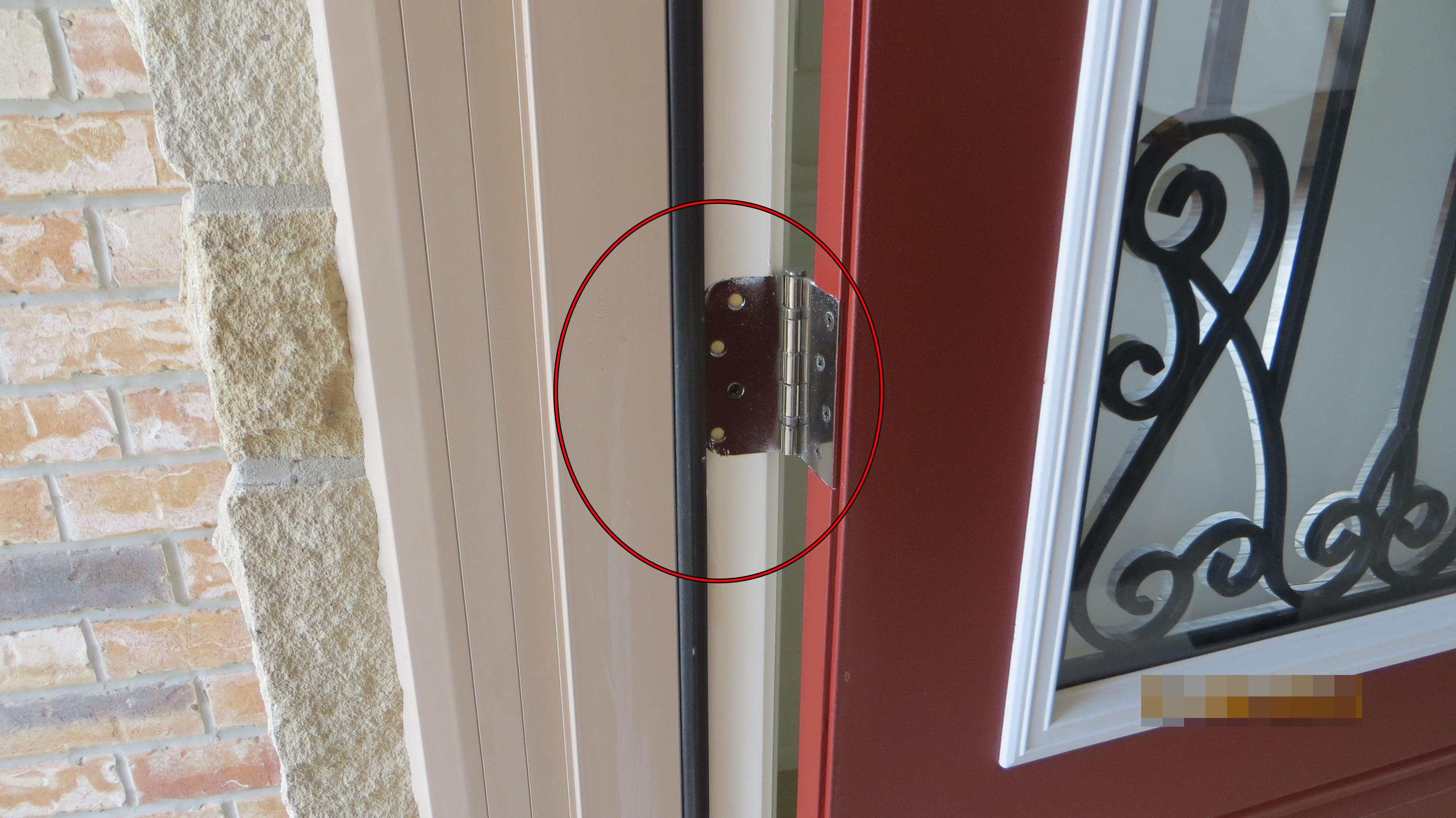 Only one screw for entrance door